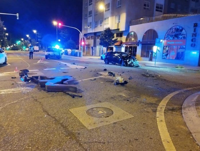 avenida florida coche empotrado rotonda accidente (3)