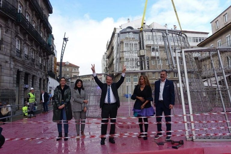 Vigo inicia a montaxe da Árbore de Nadal na Porta do Sol