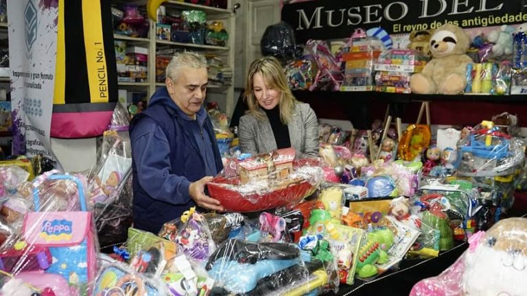Fernández-Tapias entrega un lote de libros infantiles a la campaña «Cada neno un xoguete» impulsada desde Vigo por la Asociación Stop