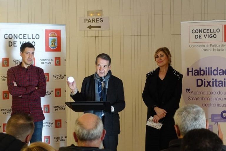 O Concello coopera na formación de persoas en risco de exclusión para romper a fenda dixital
