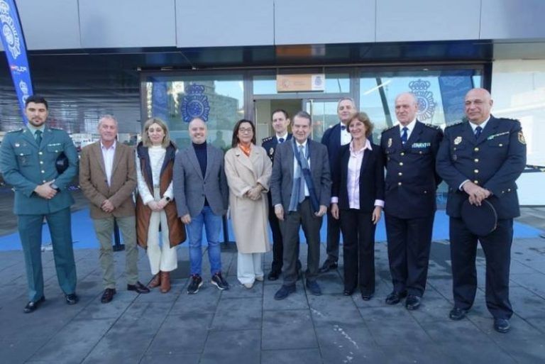 O alcalde valora a «confianza e seguridade» que ofrece o punto de atención cidadá da Policía Nacional en Vialia