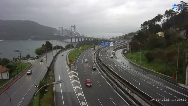 Un accidente entre un minibús y un turismo colapsa la AP-9 en Rande