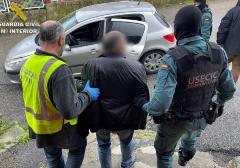 La Guardia Civil detiene a tres personas en Cangas por tráfico de drogas