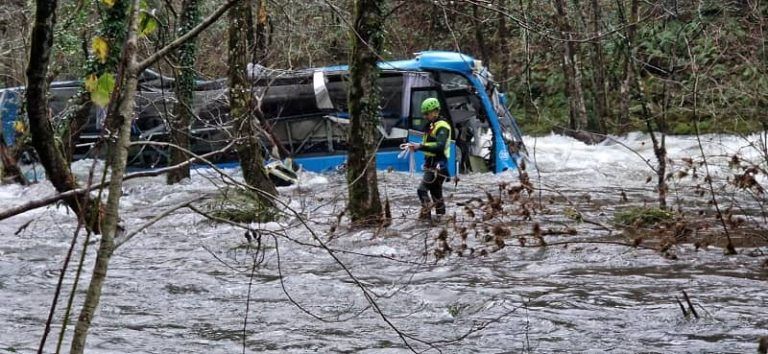 Localizan el cadáver de la novena pasajera del autobús accidentado en Cerdedo-Cotobade