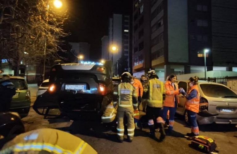 Un hombre de 74 años vuelca su coche tras impactar con dos vehículos aparcados en la calle Vilagarcía de Arousa