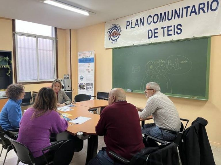 Fernández-Tapias mantiene una reunión con la directiva del plan comunitario de Teis