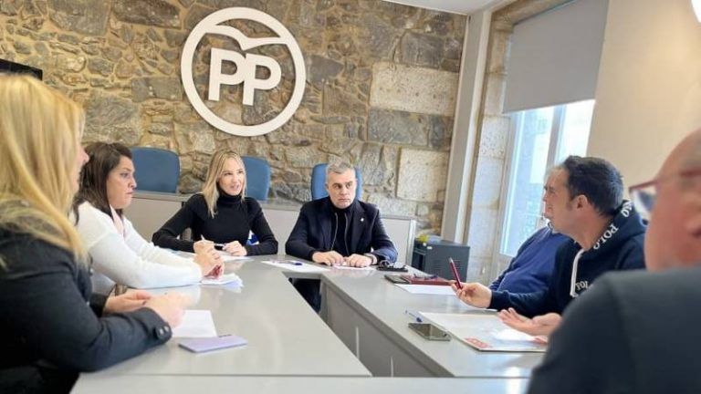 Tapias se reúne con los trabajadores de Vitrasa ante el conflicto que mantienen con la concesionaria municipal