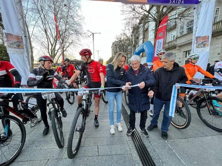 Fernández-Tapias asiste á saída da “Gran Bikedada 2023” na que participan centos de afeccionados ao ciclismo