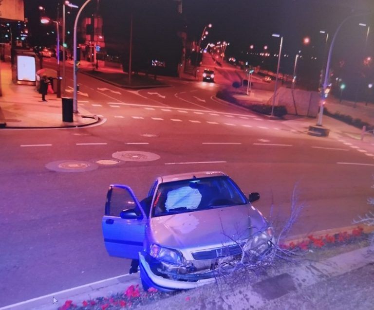 Ileso un conductor tras impactar contra la Plaza de América duplicando la tasa de alcoholemia