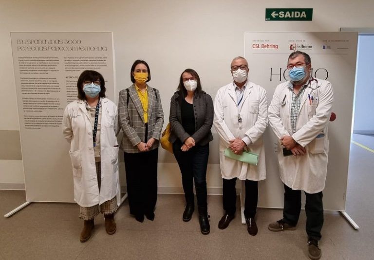 O Hospital Álvaro Cunqueiro acolle unha exposición fotográfica sobre persoas con hemofilia
