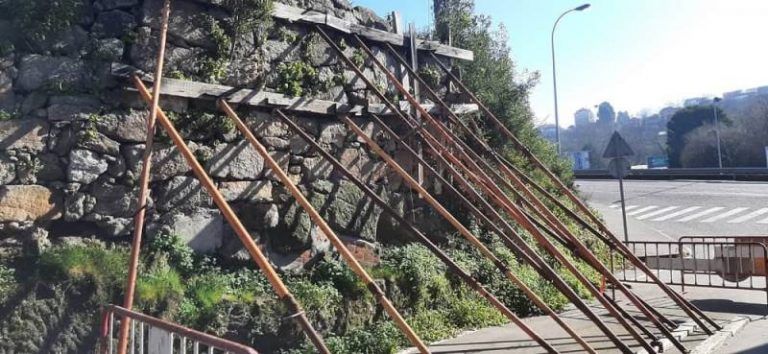 La Favec urge el arreglo del muro de Camiño Freixeiro tras desprenderse dos puntales