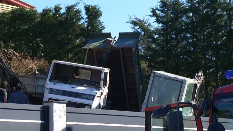Los bomberos liberan a un camionero atrapado tras un accidente en Nigrán