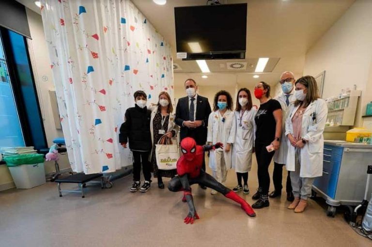 O conselleiro de Sanidade súmase á conmemoración do Día Internacional do Cancro Infantil no hospital Álvaro Cunqueiro