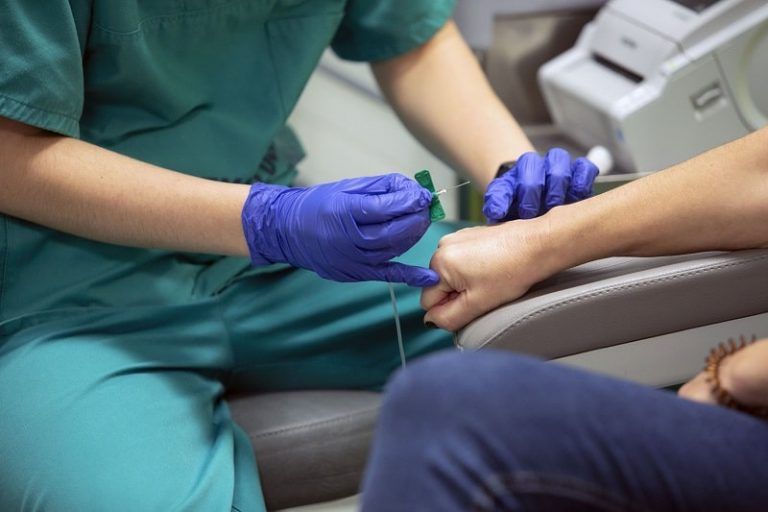 La Xunta confirma la oferta de convocar 413 plazas de personal sanitario por concurso de méritos para cubrir puestos de difícil cobertura