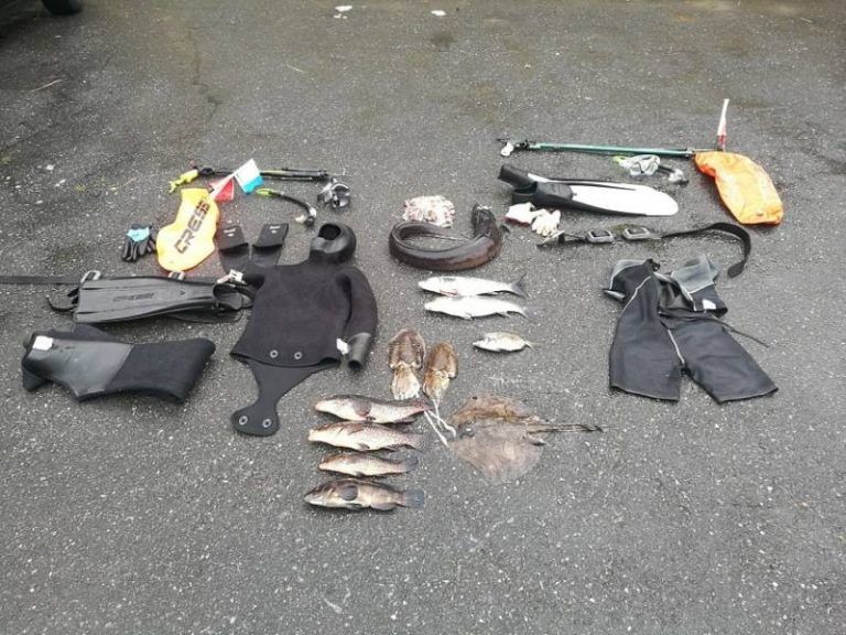 Interceptan a 4 pescadores submarinos portugueses que pescaban en la Playa de O Portiño fuera de los días legales permitidos