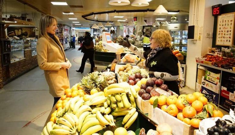 Fernández-Tapias felicita a los ‘praceiros’ por el «profundo y rápido» proceso de transformación de los mercados vigueses