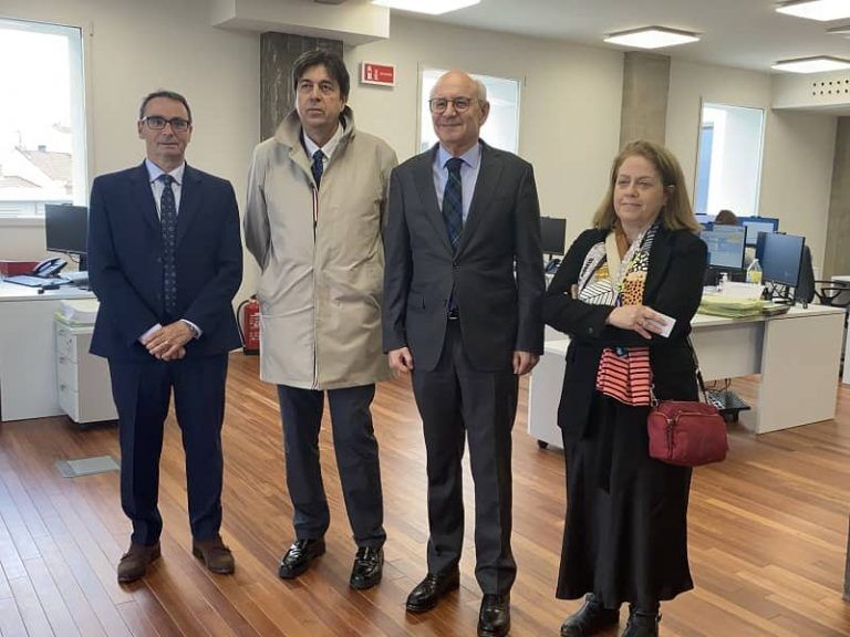 El director general de Justicia y el fiscal superior de Galicia visitan el espacio de la Fiscalía del área de Vigo en la Ciudad de la Justicia