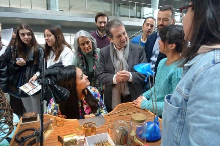 O alcalde felicita aos promotores da VII Feira de Ensinanzas Artísticas e Profesionais