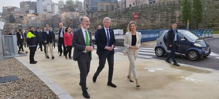 Puerto y Xunta abren a la ciudad una nueva senda peatonal y ciclista en el área portuaria de El Berbés