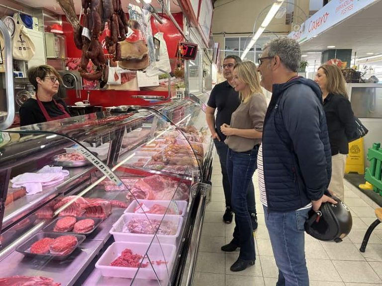 Tapias se compromete a impulsar la modernización de las plazas de abastos a través de su transformación estética y digital