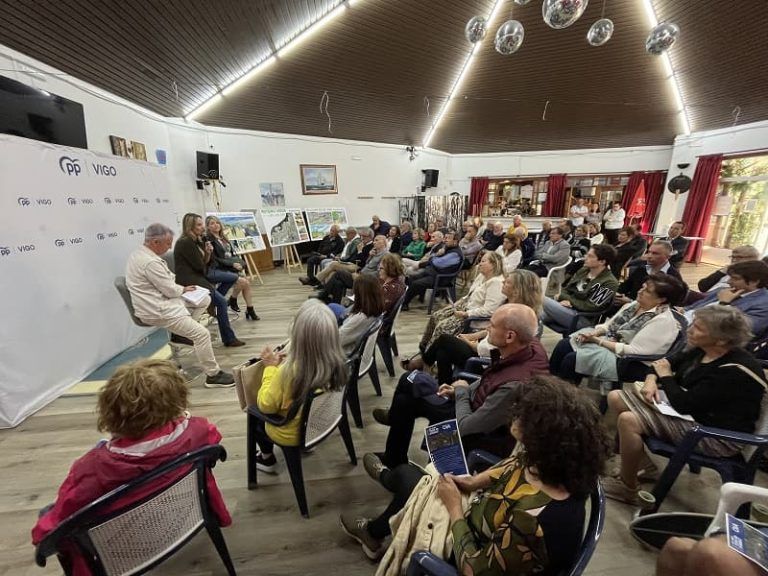 Tapias se compromete a crear una senda peatonal entre Saiáns y el Vao y a la rehabilitación del antiguo Centro Cultural de San Miguel de Oia 