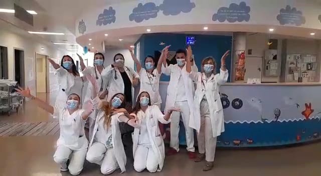 Os nenos hospitalizados lanzan miles de bicos desde o Álvaro Cunqueiro