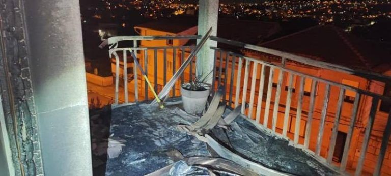 Un incendio destroza un balcón de una vivienda unifamiliar en Vigo