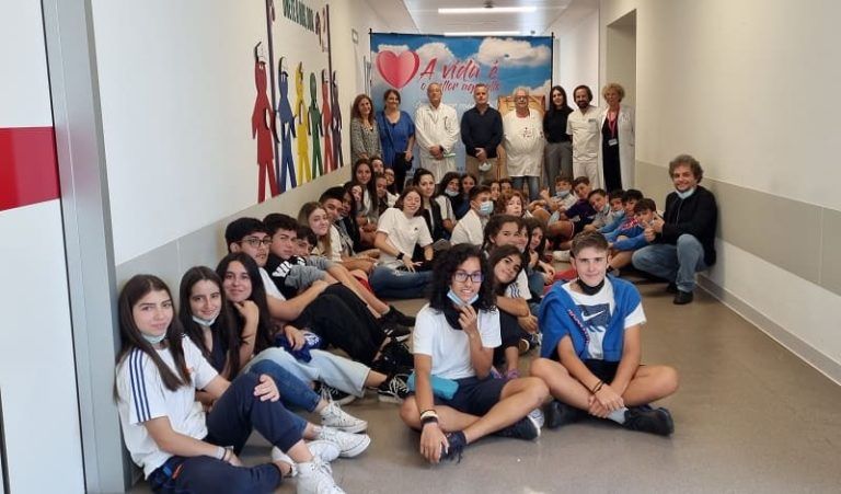 Alumnos do Colexio Montesol levan o proxecto salvavidas ao Álvaro Cunqueiro