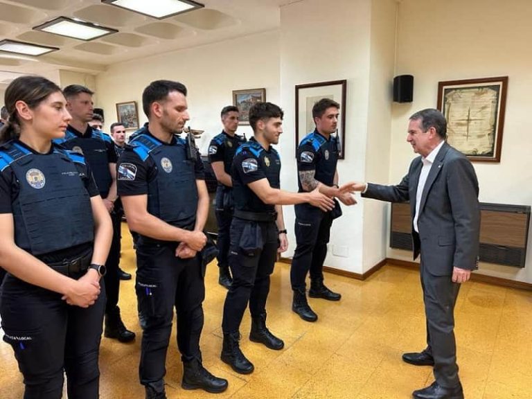 El alcalde recibe a los policías que inician sus prácticas en la ciudad