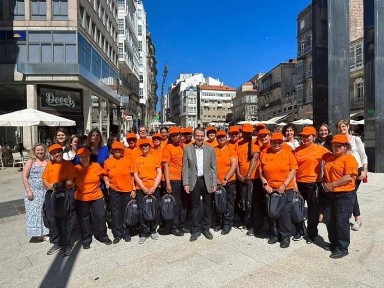 O alcalde eloxia o labor dos coidadores de barrio aos que o Concello adica 610.000 euros