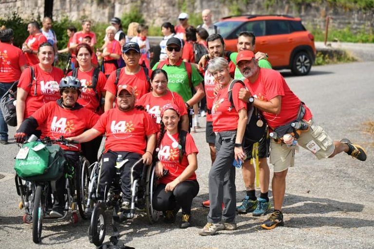 650 personas caminaron este domingo como una marea roja de vida en la marcha solidaria «700 camisetas contra la leucemia»
