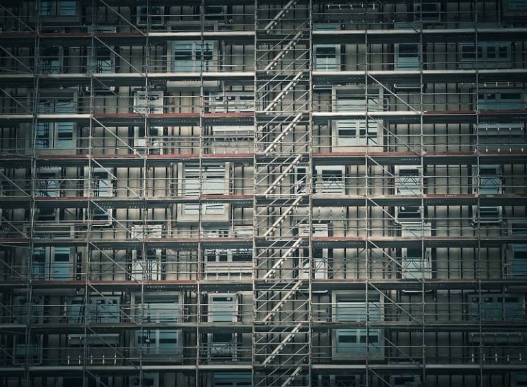 Desalojan un edificio de Vigo por desprendimientos en su fachada