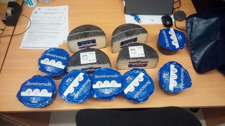 Interceptado un hombre en Vigo tras hurtar once quesos en un supermercado
