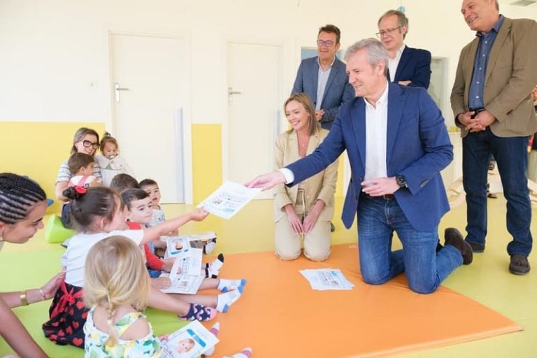 Rueda despide el curso en las escuelas infantiles de la Xunta con la entrega de fotos y orlas para los niños y sus familias