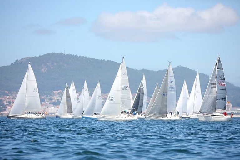 El Aceites Abril se impuso en Combarro y lidera la Regata Rías Baixas, con Magical y Sailway en segunda y tercera plaza