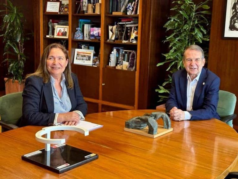 O alcalde reúnese con Ana Ortiz, delegada da Xunta en Vigo