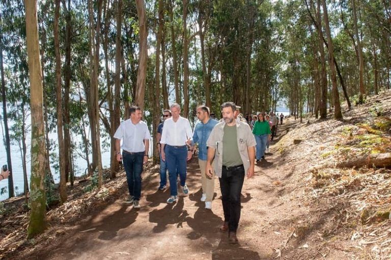 Rueda destaca en la Isla de Tambo el valor patrimonial y natural de Galicia y apuesta por su dinamización como destino turístico y cultural