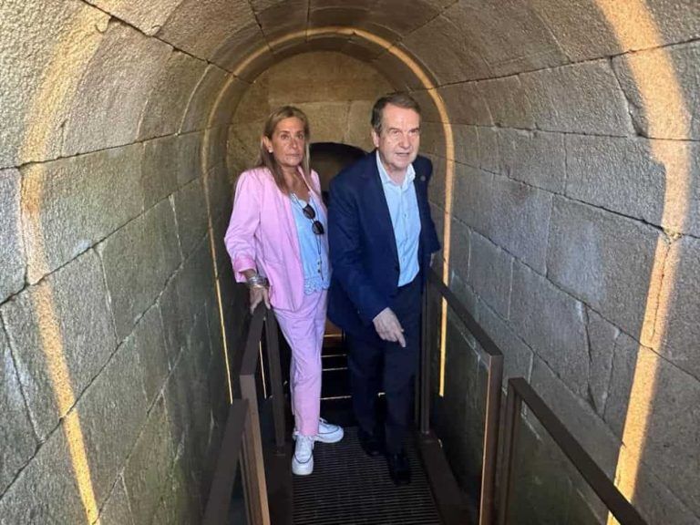 O alcalde visita as rehabilitadas galerías subterráneas do Castro coas que se da outro paso para “recuperar a épica de Vigo”