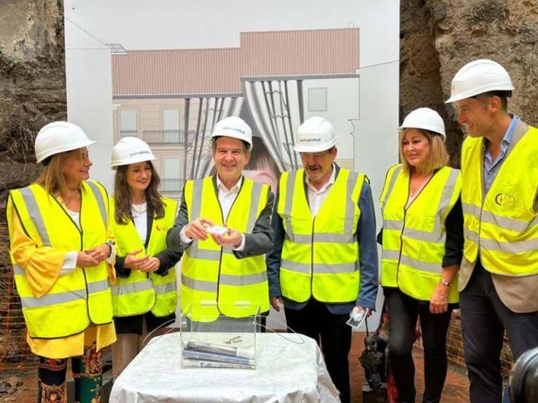 O rexedor asiste ao inicio da obra da nova sede da Asociación Down Vigo no Casco Vello
