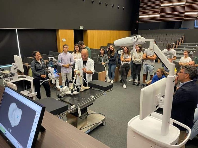 O servizo de traumatoloxía do Meixoeiro inicia a cirurxía ortopédica robótica nos próximos días