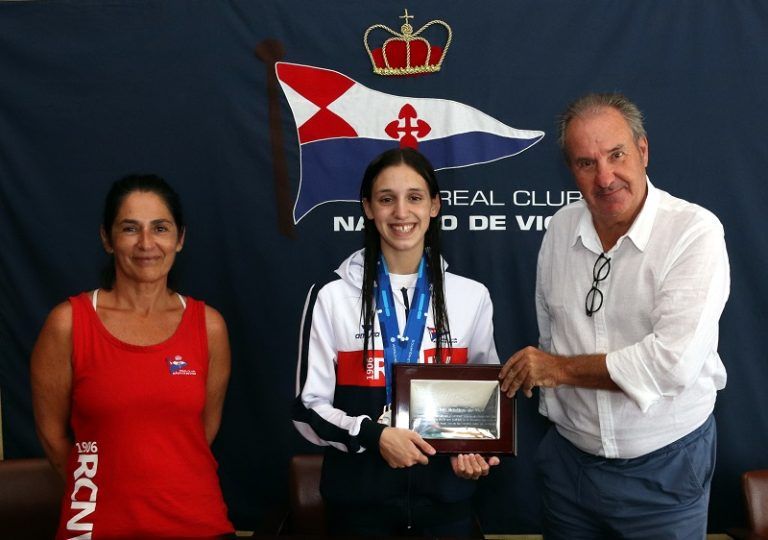 Helena López recibe el homenaje del Náutico por sus dos medallas en el Mundial Infantil