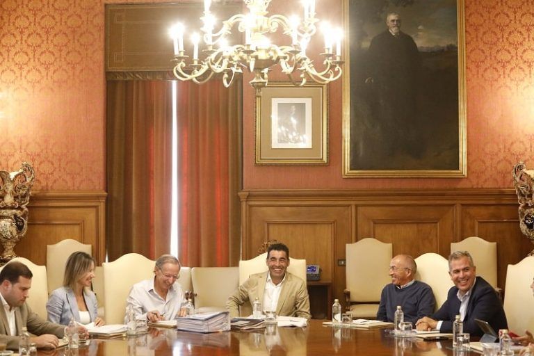 Luis López e Marta Fernández-Tapias ofrécense a manter unha reunión de traballo con Caballero para tratar asuntos clave para Vigo