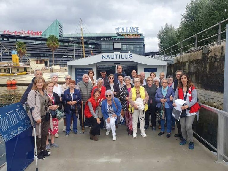 Cruz Roja culmina sus talleres para mayores de vida activa con una visita al Nautilus