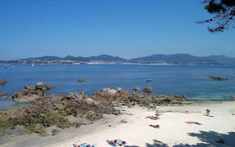 Cruz Roja se moviliza contra la «basuraleza» con una recogida de residuos en la playa de Los Olmos
