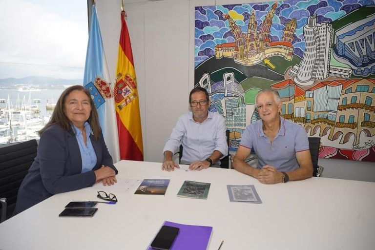 La delegada de la Xunta recibe a la directiva de la sociedad Jules Verne de Vigo