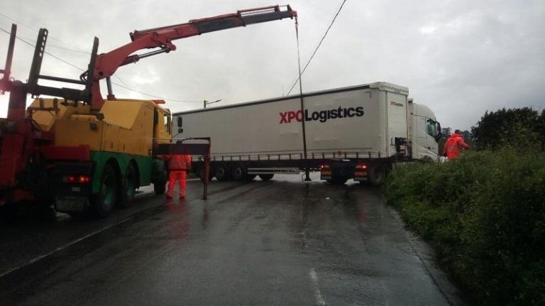 Un tráiler bloquea el Camiño Pedregal al salirse de la vía
