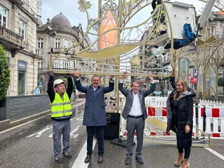 Vigo continúa coa montaxe dos elementos decorativos e luminosos do Nadal