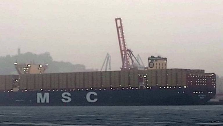 El Puerto de Vigo recibe al mayor portacontenedores del mundo