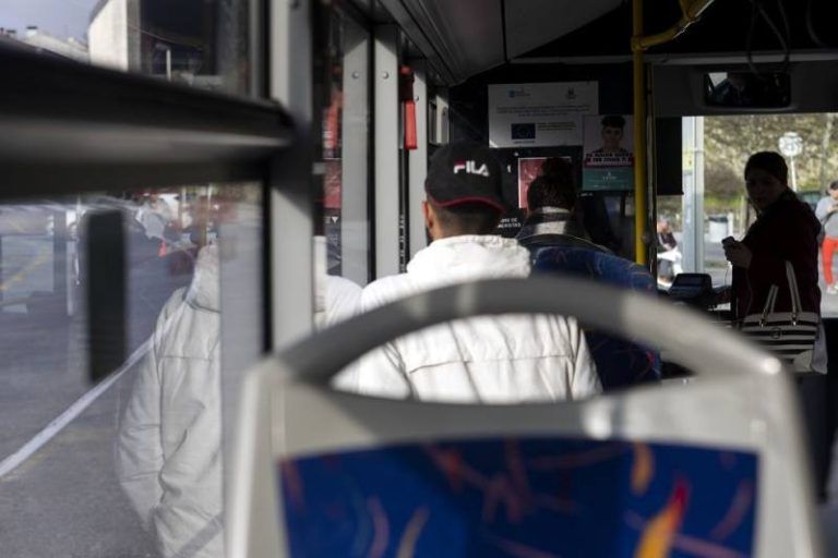 Alrededor de 160.000 menores de 21 años viajan gratis en transporte público con la tarjeta Xente Nova