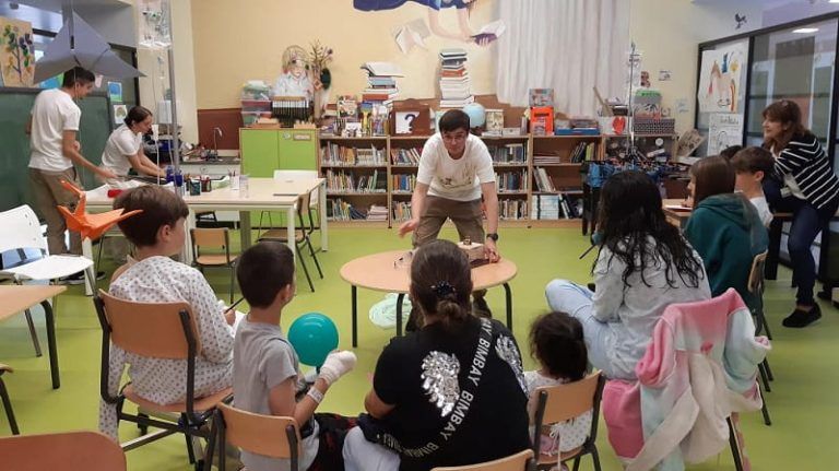 Estudantes de Enxeñaría Biomédica axudan a nenas e nenos ingresados no Álvaro Cunqueiro a «aprender xogando»